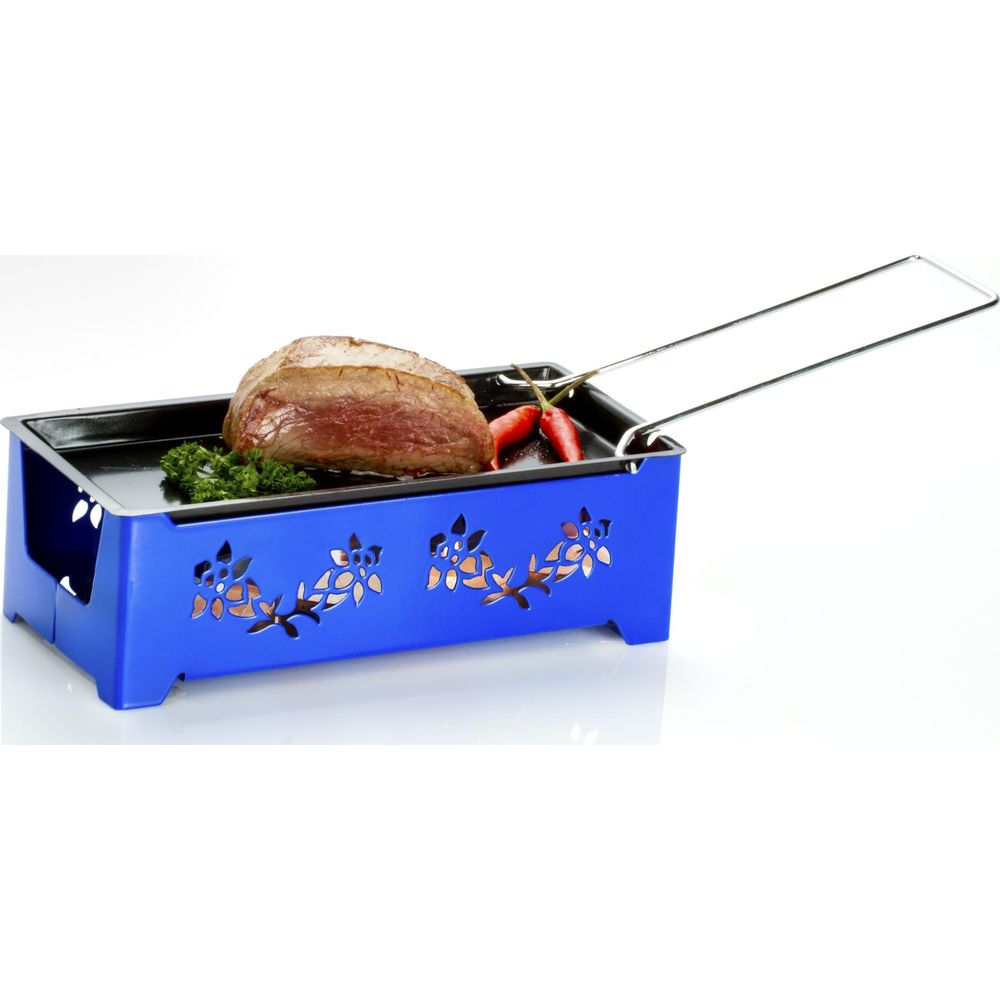 Ein Rindersteak brät auf einem blauen Grill mit Chilischoten und Petersilie.