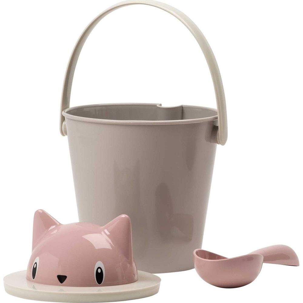 Un secchiello grigio con uno stampo rosa a forma di gatto e una paletta rosa accanto.