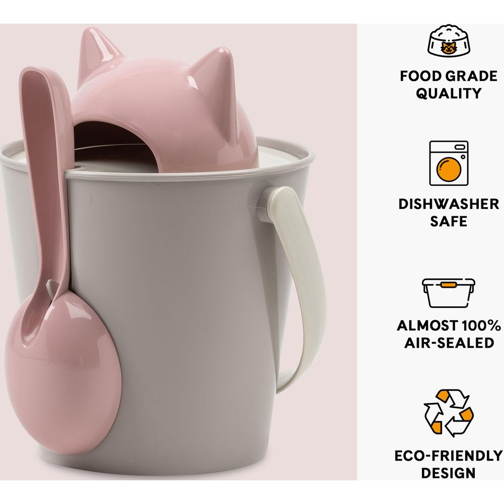 Secchio grigio con coperchio rosa a forma di gatto e paletta rosa. Icone di qualità e sicurezza.