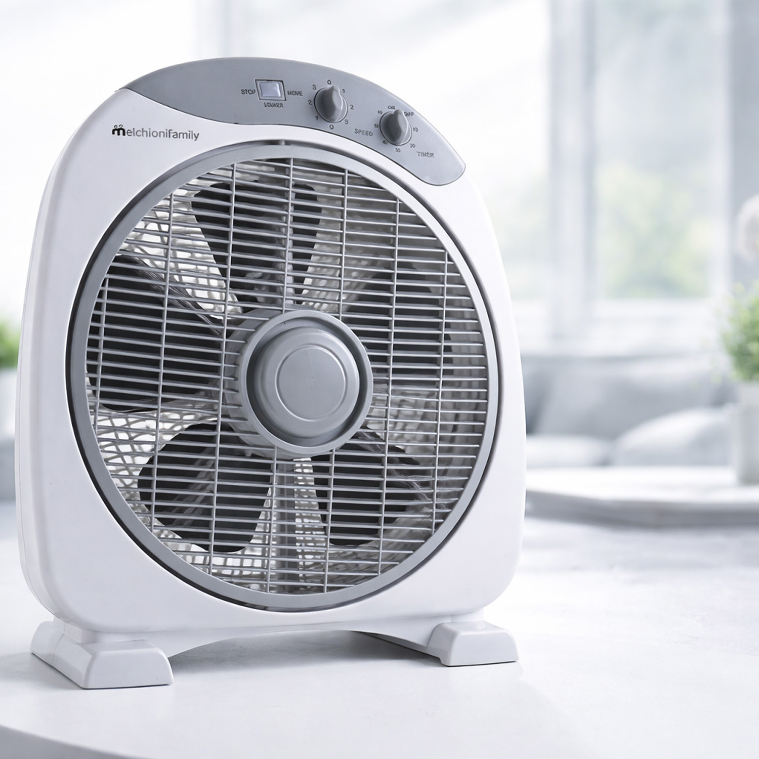 Un ventilador blanco con controles grises está sobre una mesa.