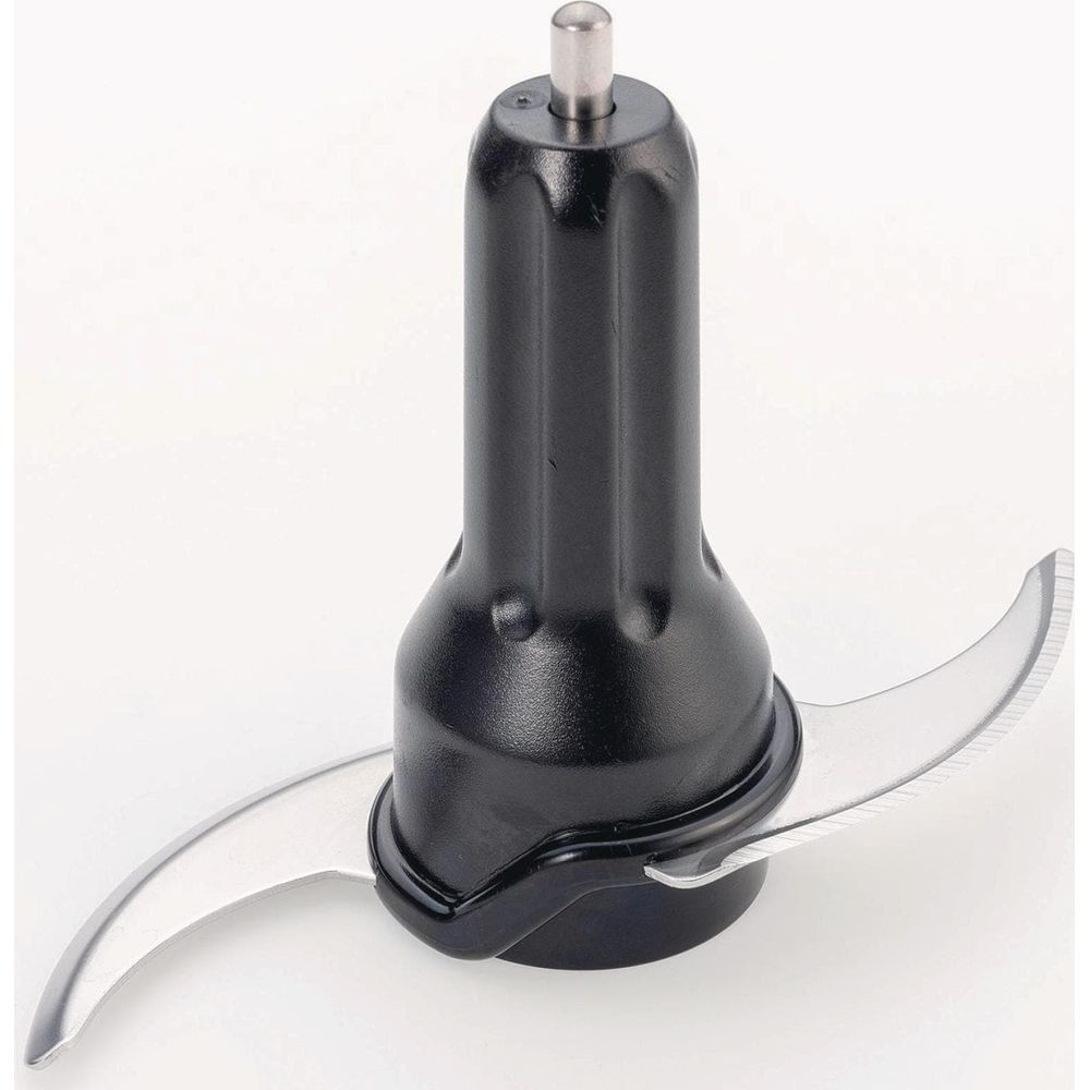 Accessorio nero per tritatutto con lame metalliche affilate su sfondo bianco.