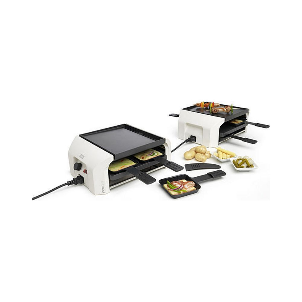 Due griglie per raclette con piastre e padelle contenenti cibo.