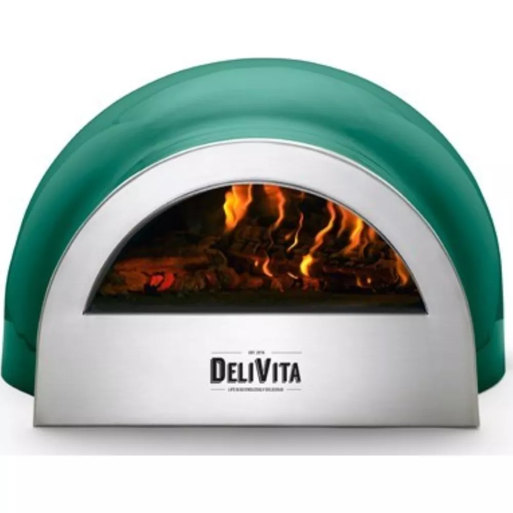 Un four à bois vert avec façade en acier inoxydable et un feu rugissant à l'intérieur.