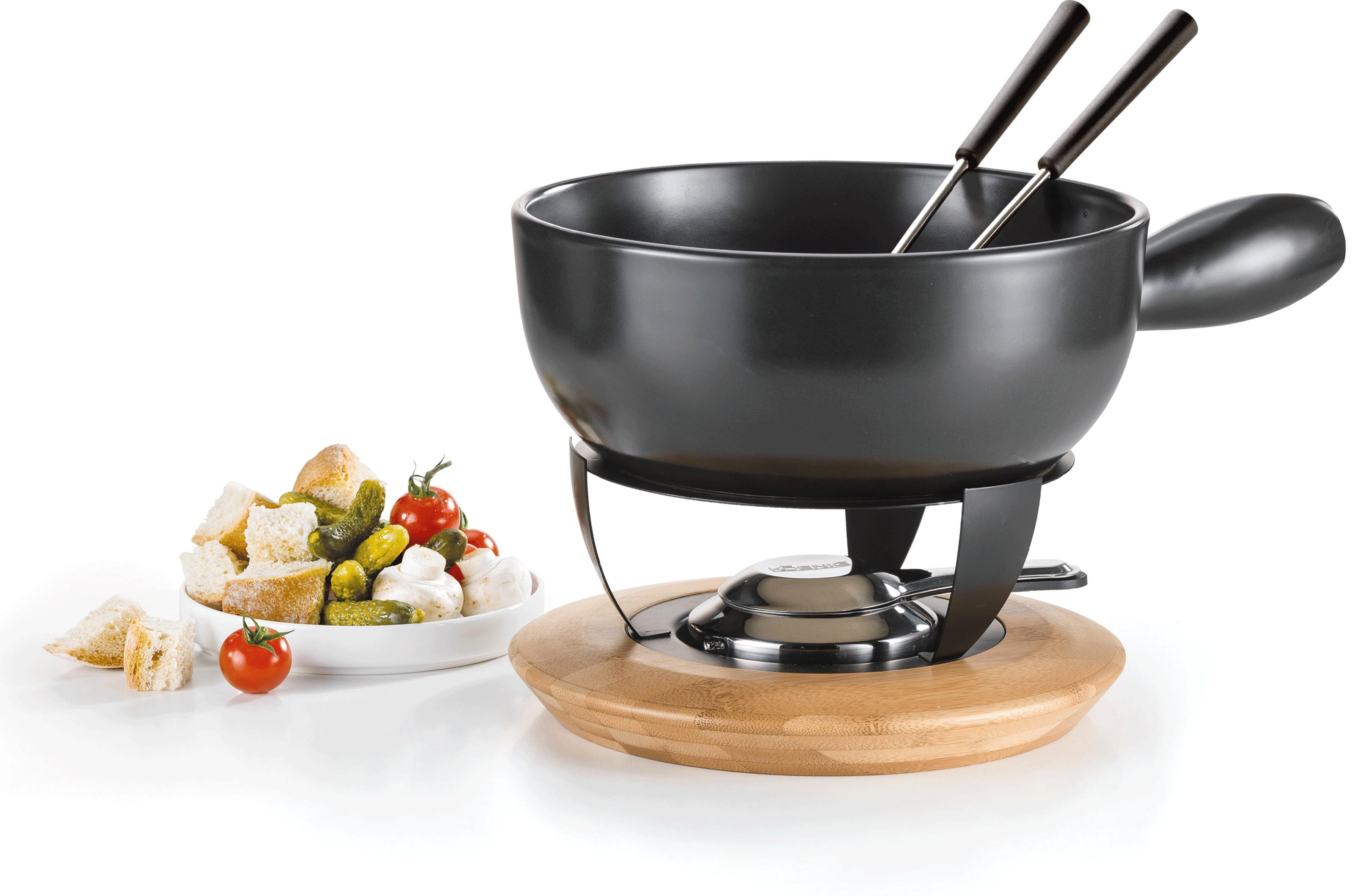 Ein schwarzer Fonduetopf mit Holzsockel, dazu Brot und Gewürzgurken.