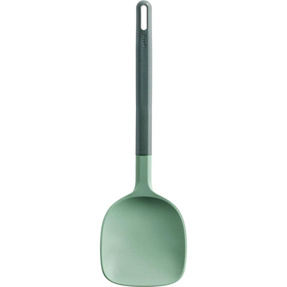Une spatule vert menthe avec un manche gris foncé, trou de suspension en haut.