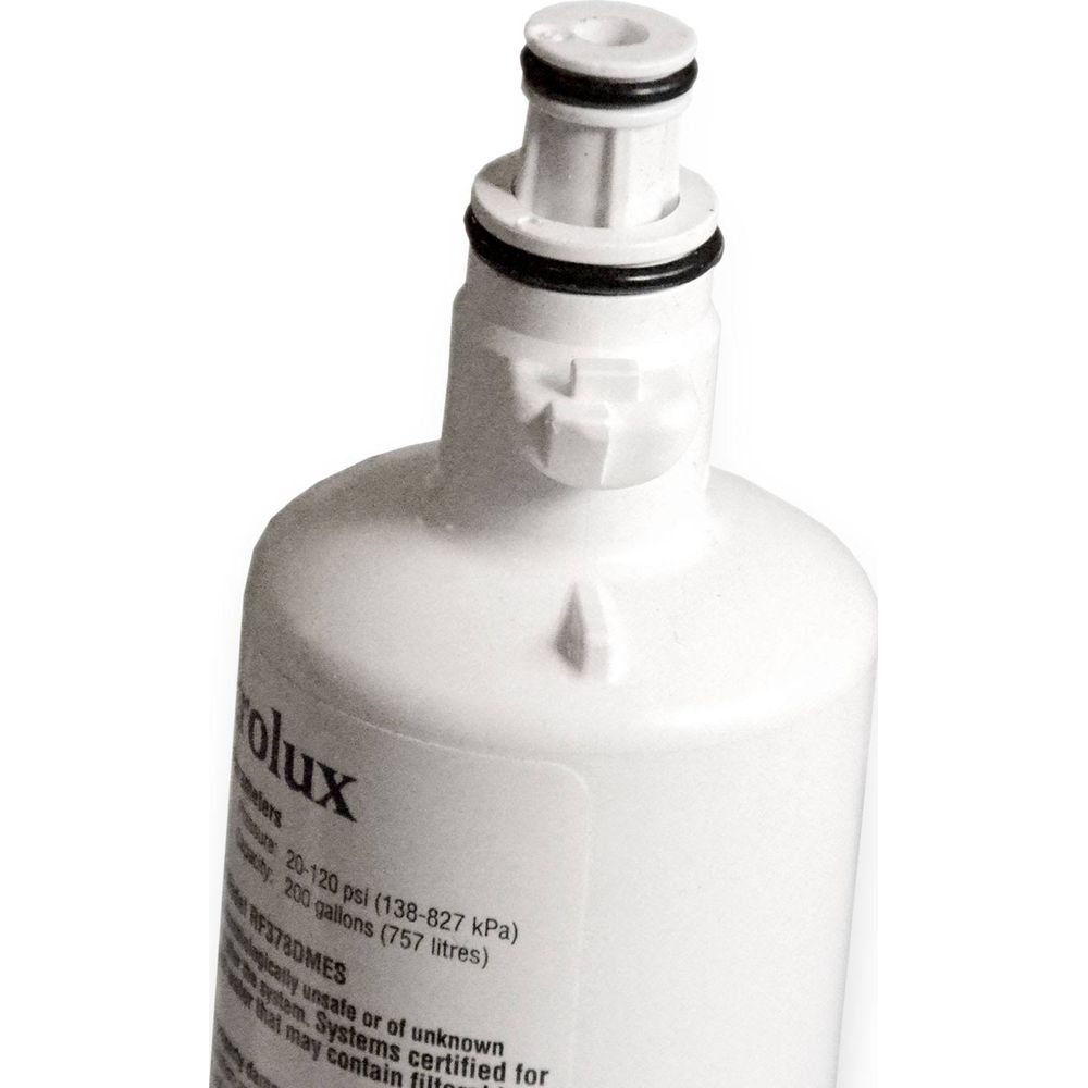 Ein weißer Wasserfilter mit schwarzen Dichtungsringen und einem Etikett.