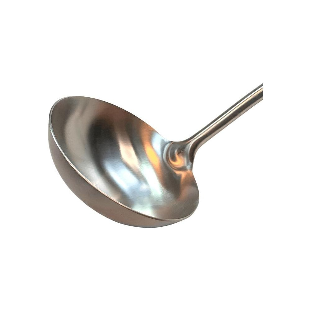 Eine polierte Metallkelle mit einem langen Griff, isoliert auf weißem Hintergrund.