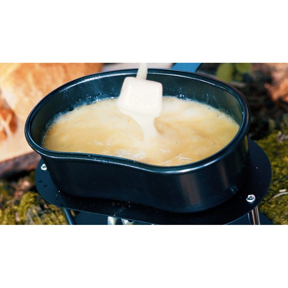 Käserezepte in einem Topf mit einem Brotkanten im Hintergrund.