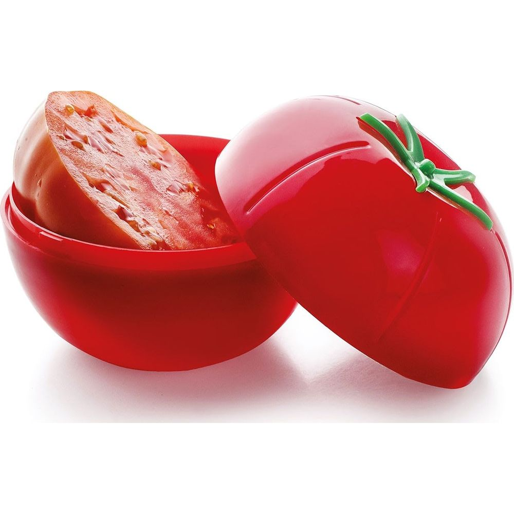 Contenitore rosso a forma di pomodoro, aperto, con mezzo pomodoro dentro.