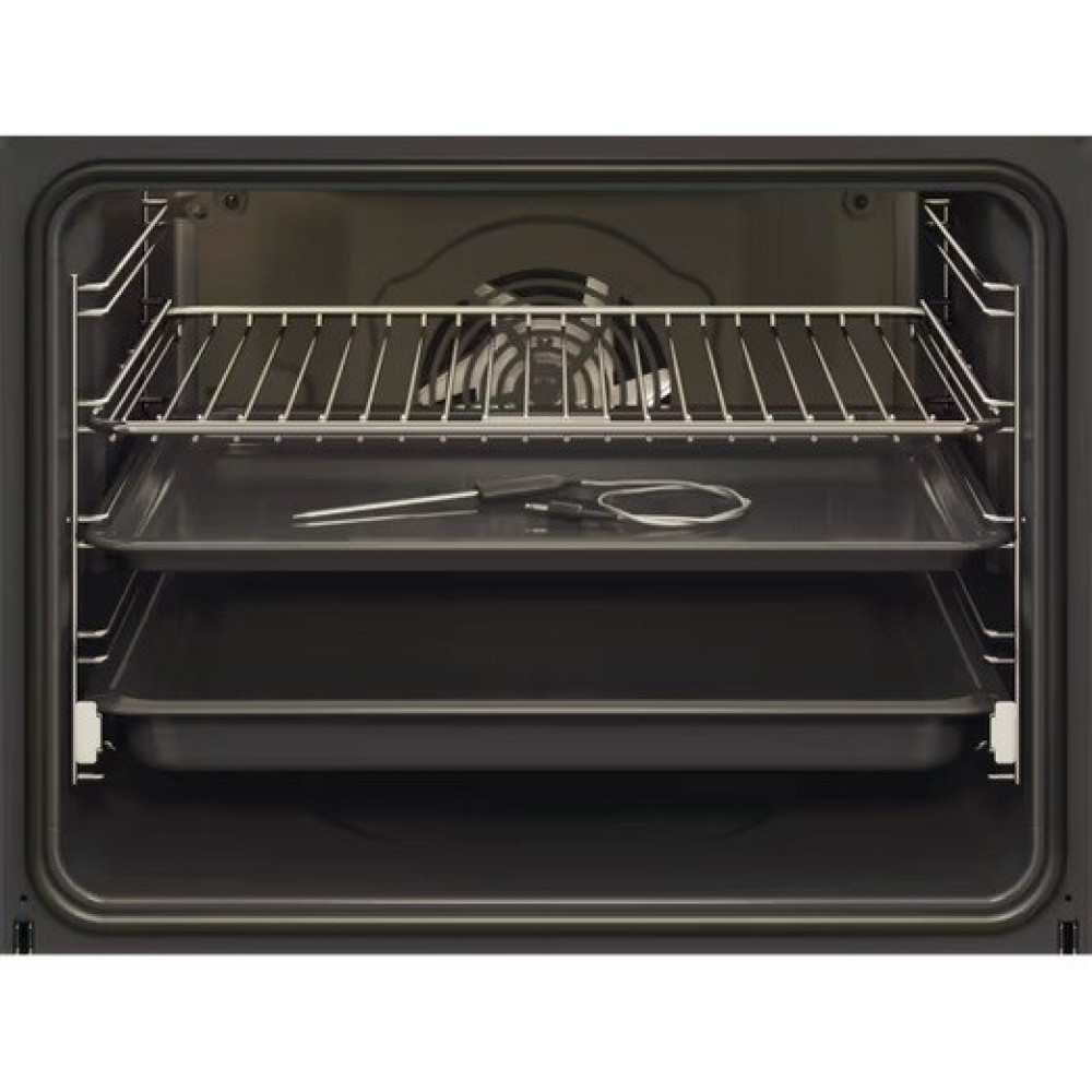 Widok wnętrza piekarnika z dwoma rusztami, jedną blachą i termometrem do mięsa.