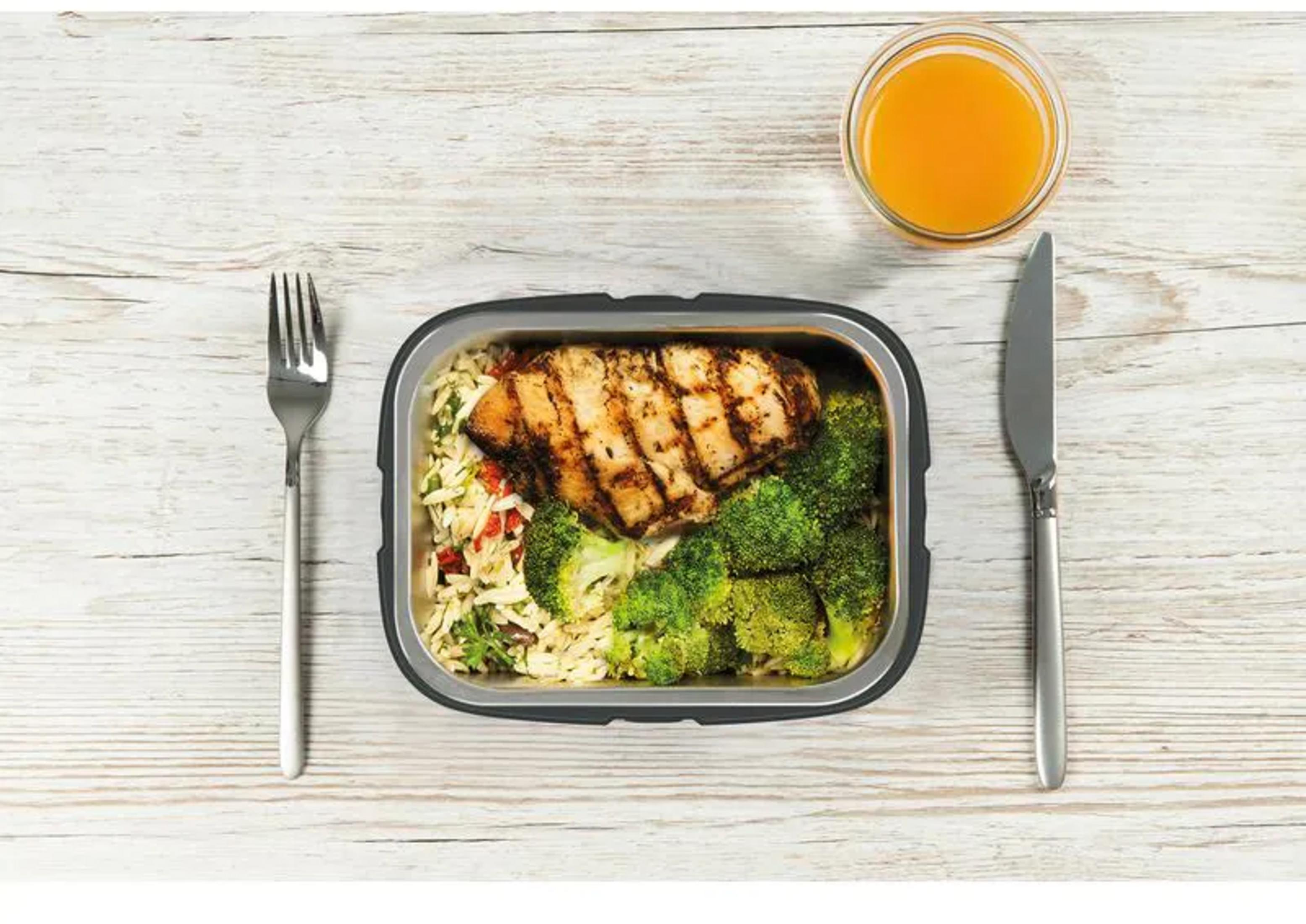 Gegrilltes Hähnchen mit Reis, Brokkoli und Orangensaft.