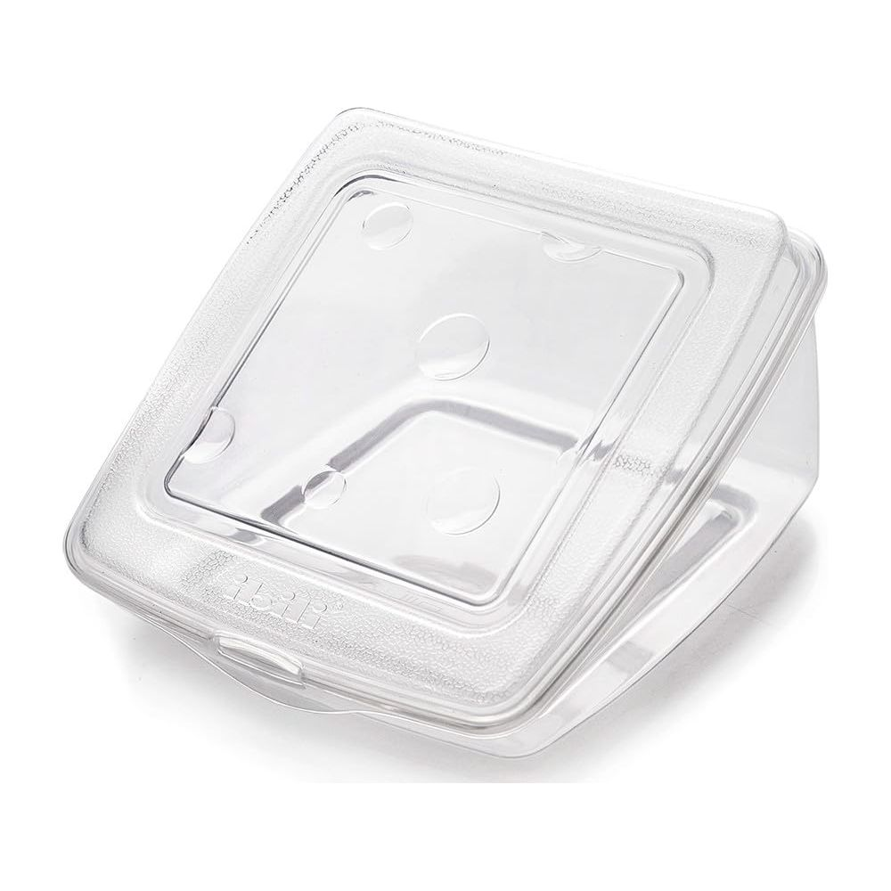 Un contenitore per alimenti in plastica trasparente con coperchio leggermente socchiuso. Base quadrata.