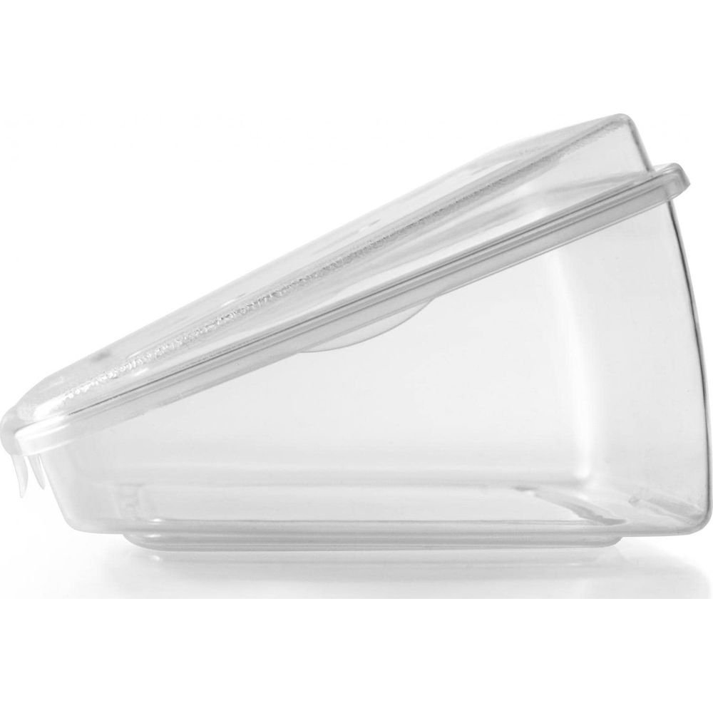 Un contenitore in plastica trasparente con il coperchio leggermente socchiuso, su sfondo bianco.