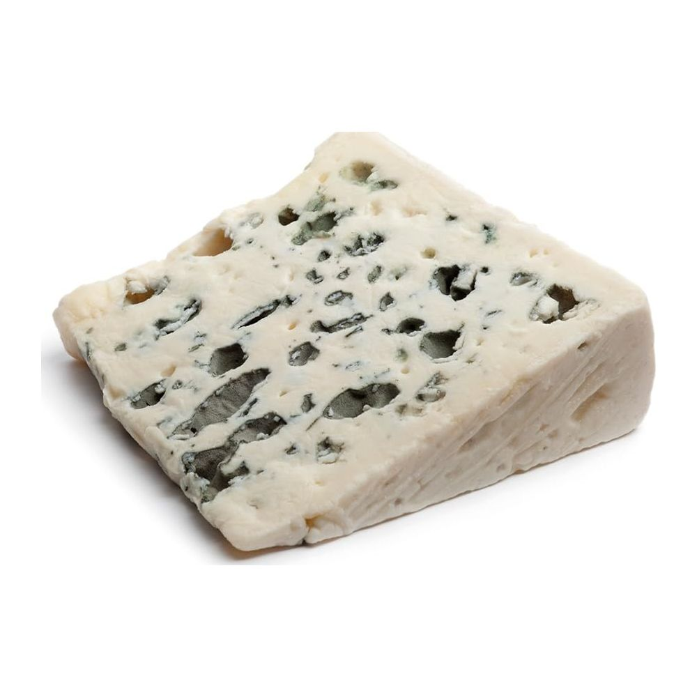 Uno spicchio di formaggio blu con venature blu visibili e buchi irregolari.