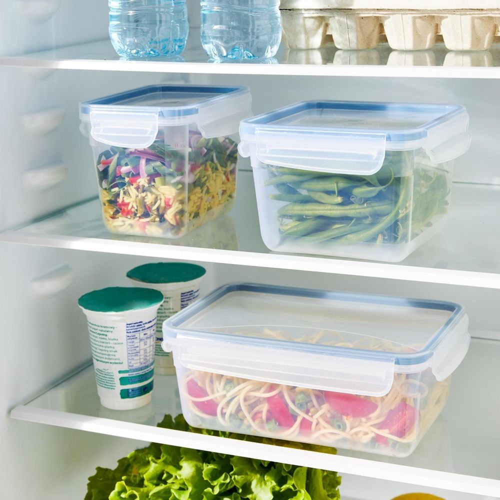 All'interno di un frigorifero, contenitori contengono cibo: insalata, fagiolini, pasta e yogurt.