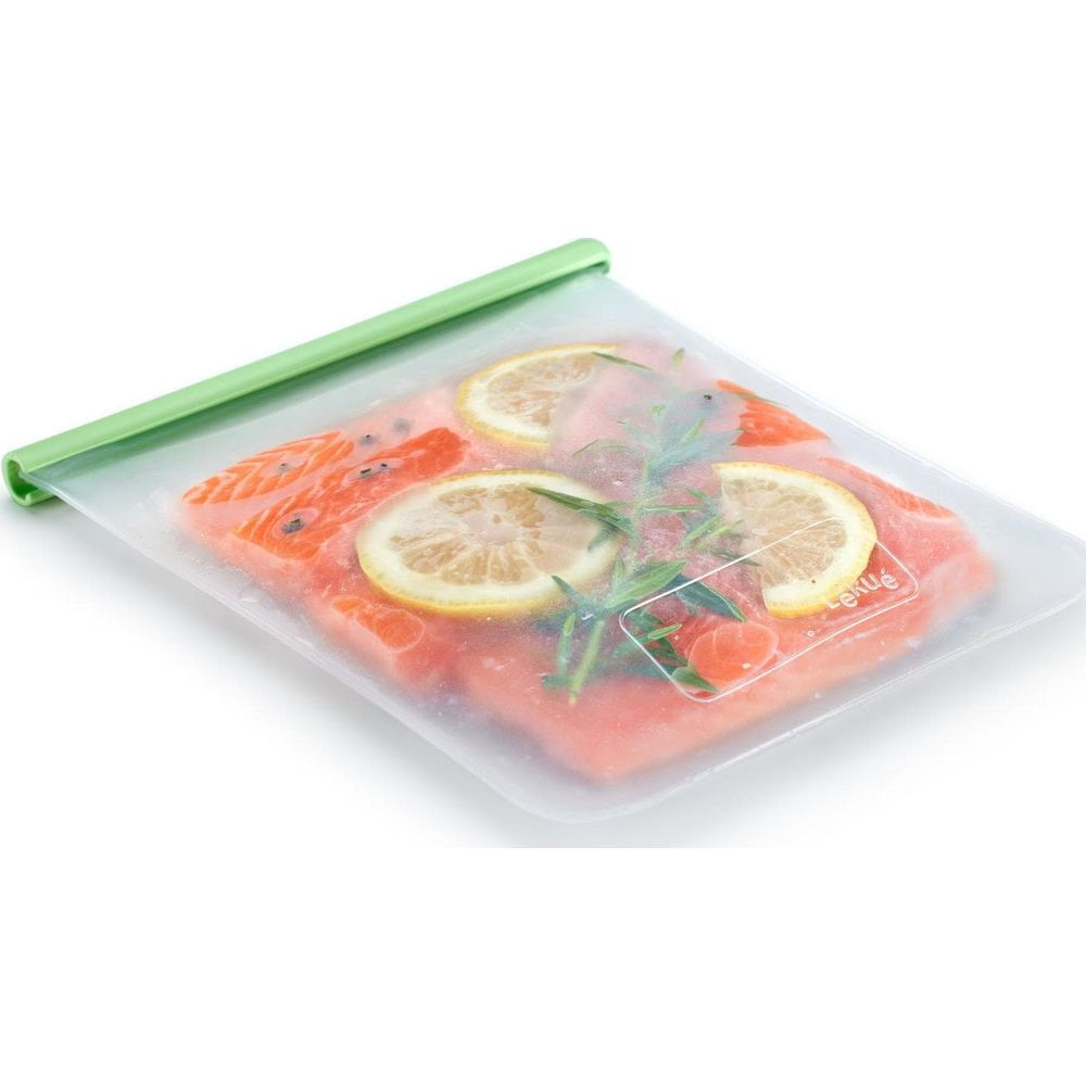 Lachs mit Zitronenscheiben und Kräutern in einem wiederverwendbaren Beutel.