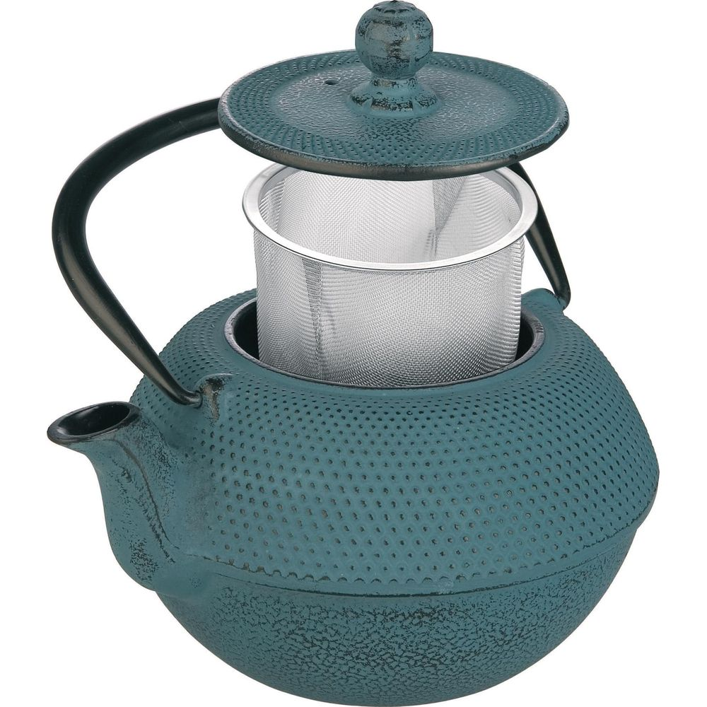 Teiera in ghisa turchese con infusore e coperchio aperto.