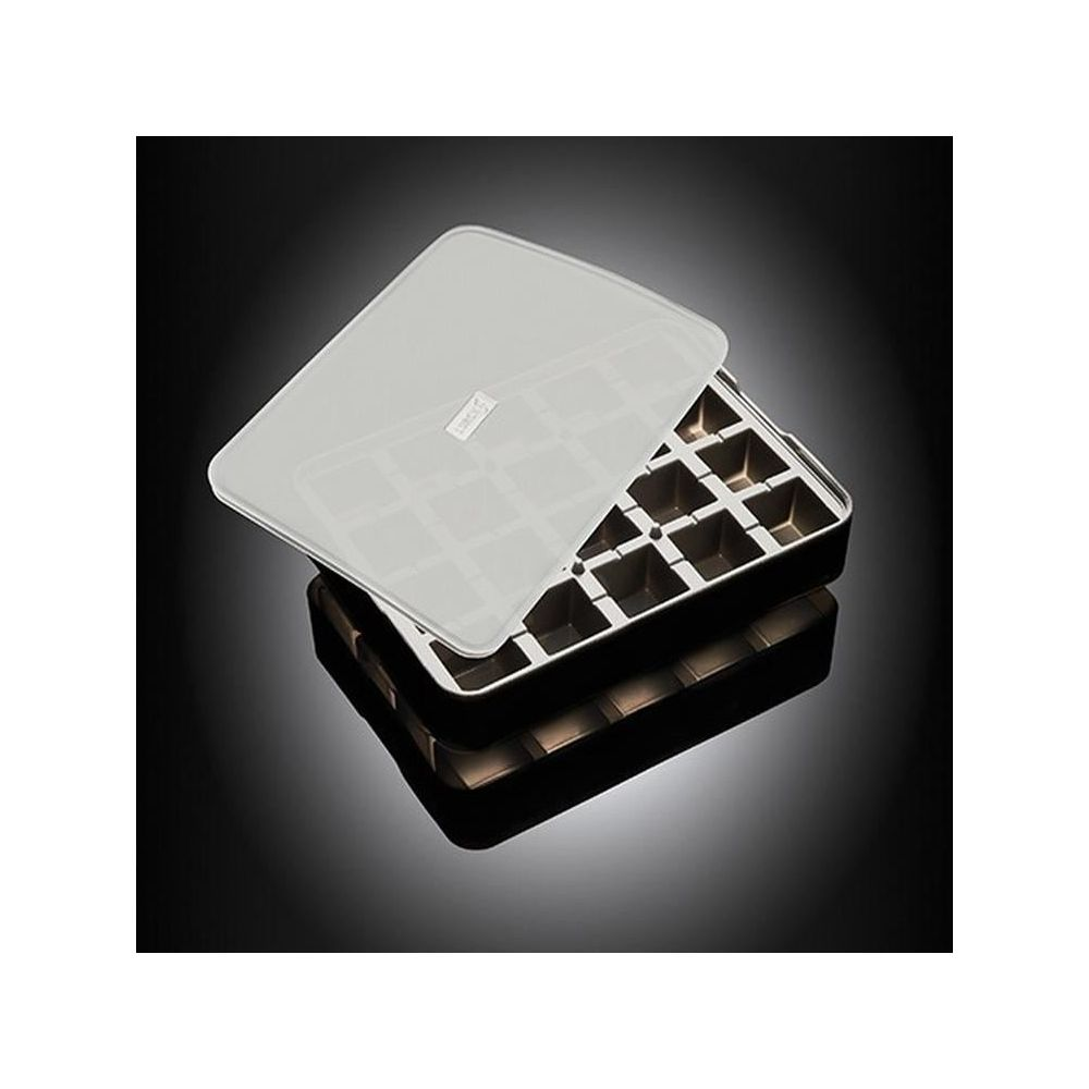 Uno stampo rettangolare in metallo per cubetti di cioccolato con coperchio trasparente.