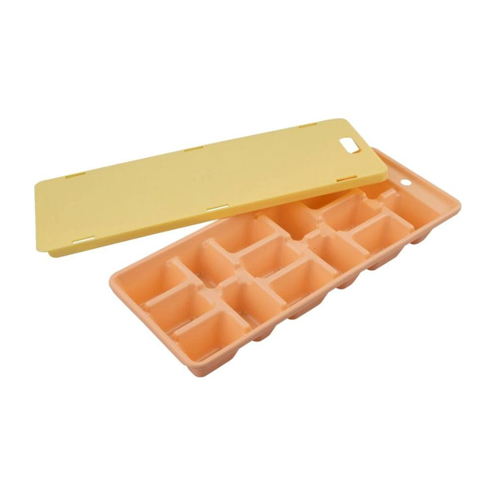 Un bac à glaçons orange avec un couvercle jaune, sur fond blanc.