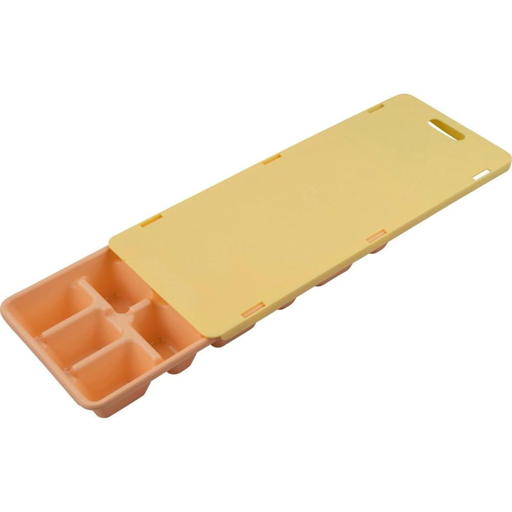 Un bac à glaçons pêche avec un couvercle coulissant jaune.