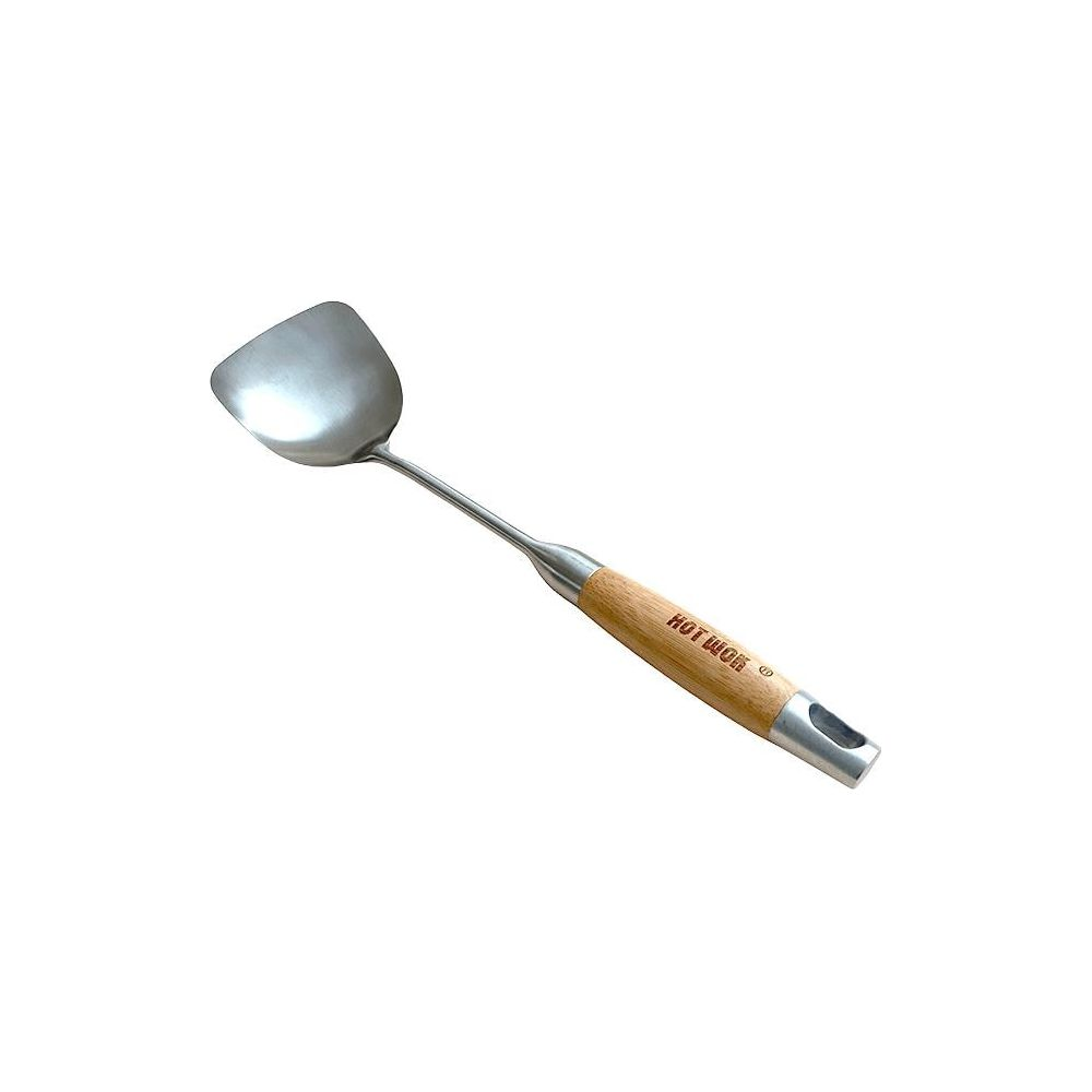 Une spatule argentée avec manche en bois, sur fond blanc.