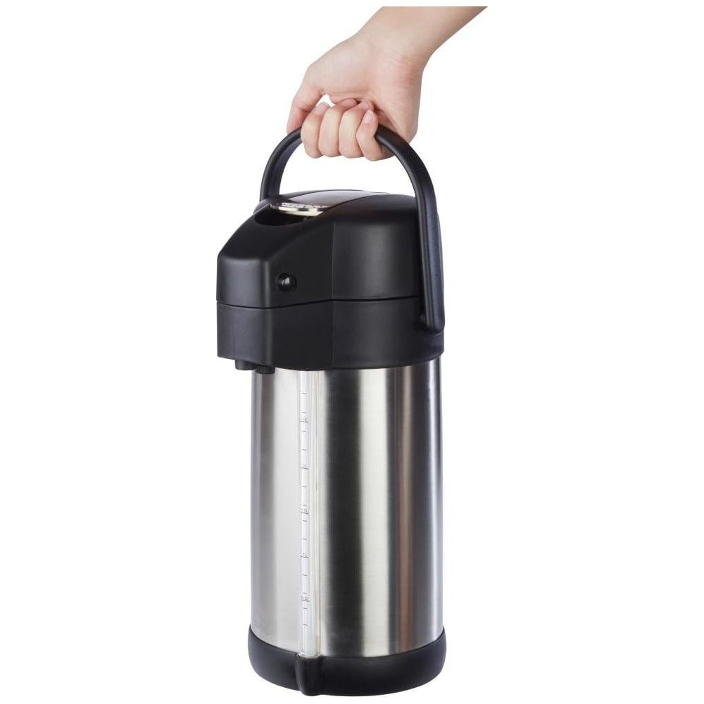 Una mano tiene un thermos argentato con coperchio e manico neri.