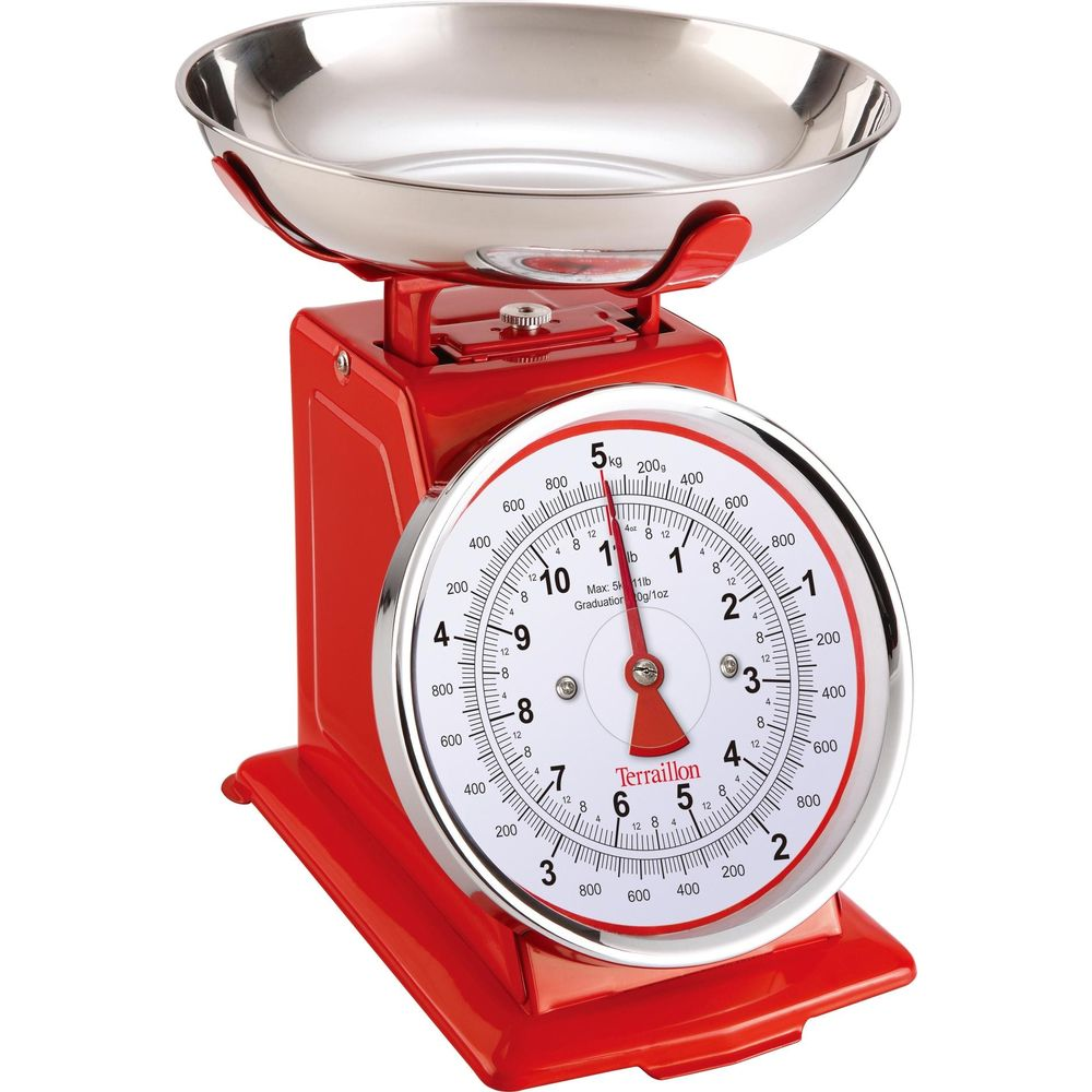 Une balance de cuisine rouge avec un bol en acier inoxydable et un cadran rond.