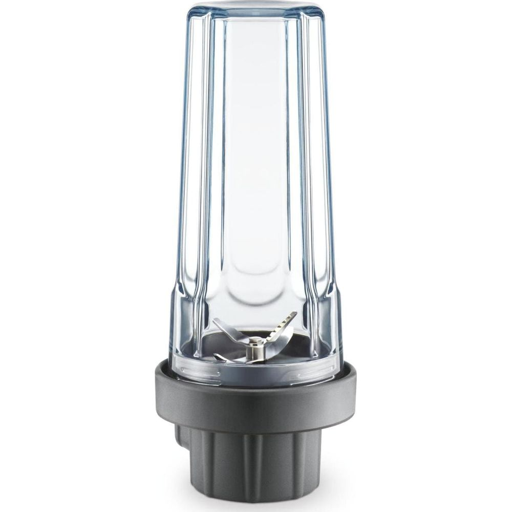 Un gobelet de mixeur transparent avec lames et base grise sur fond blanc.
