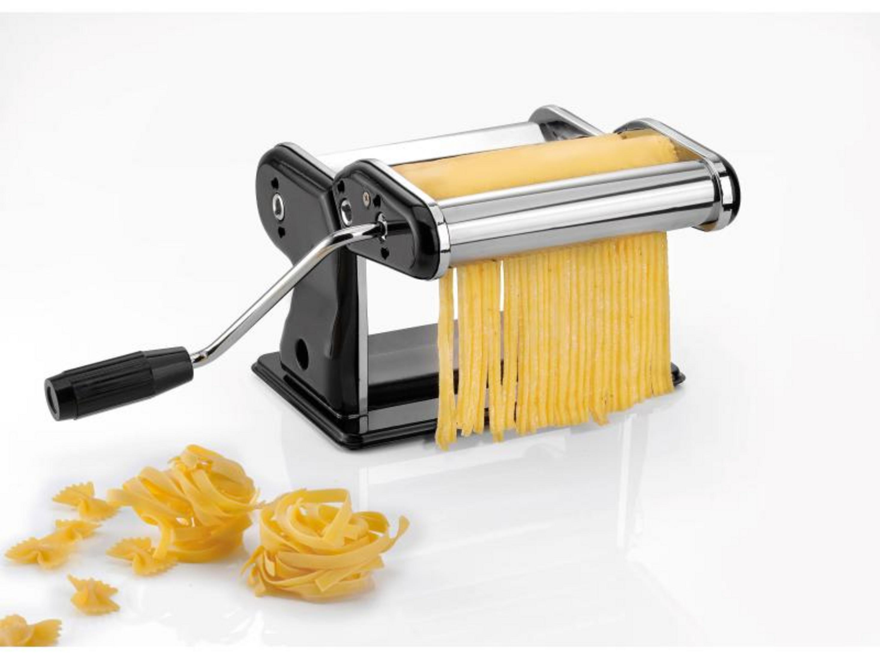Une machine à pâtes avec de la pâte fraîche transformée en spaghettis.