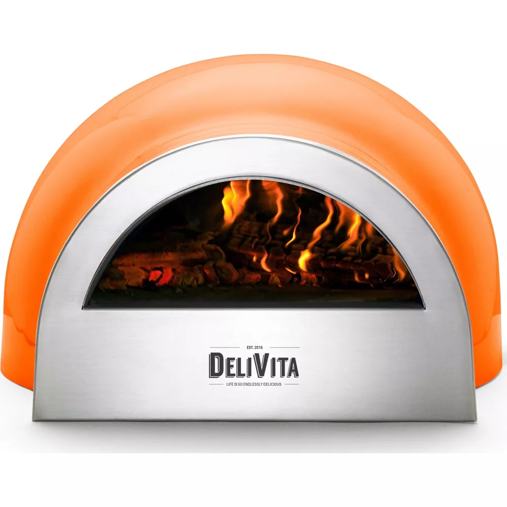 Un four à bois orange avec des flammes vives à l'intérieur.