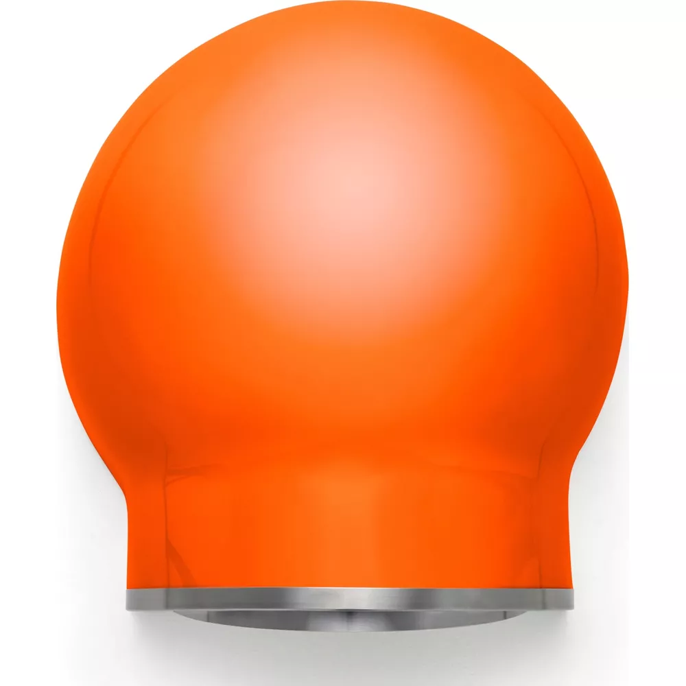 Un bonnet orange vif avec un bord argenté sur fond blanc.
