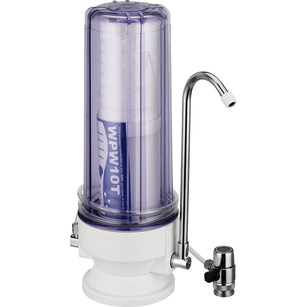 Wasserfilter mit transparentem Gehäuse, weißem Sockel und silbernem Wasserhahn.