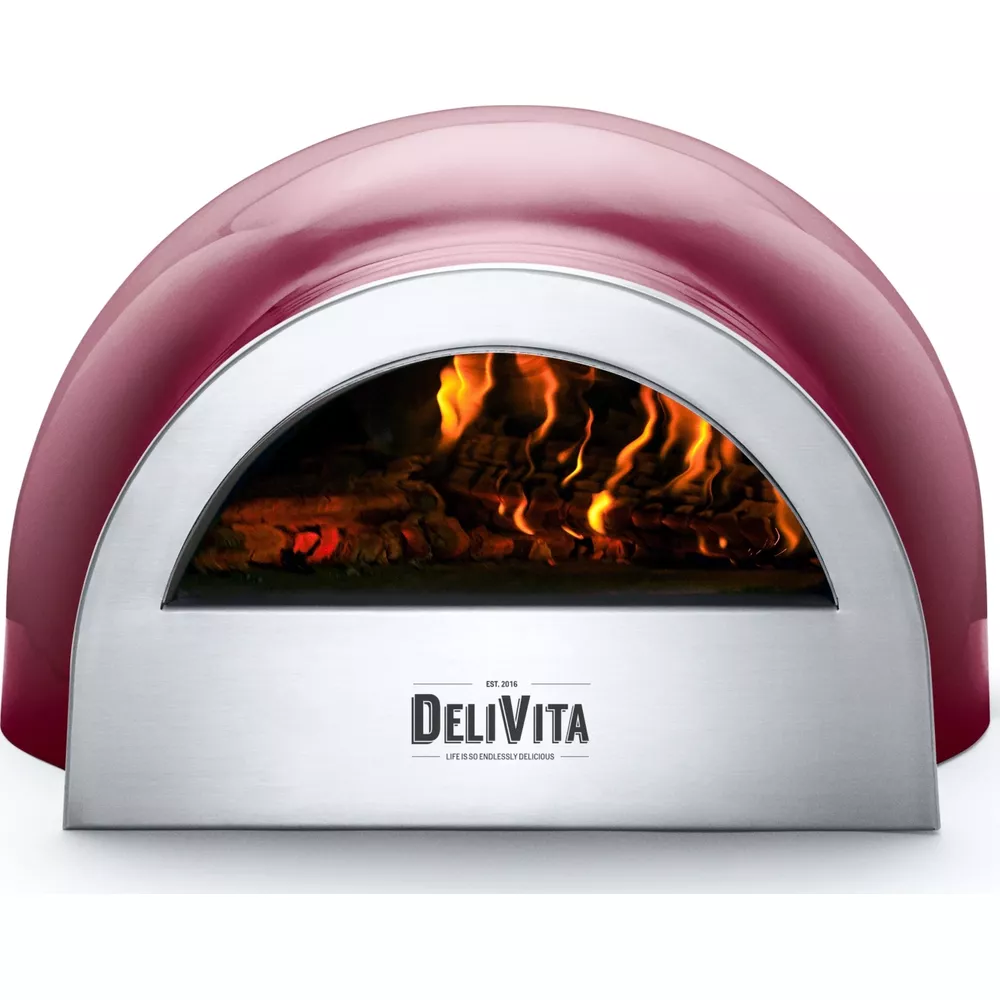 Un four à pizza rouge avec un feu allumé à l'intérieur, sur fond blanc.