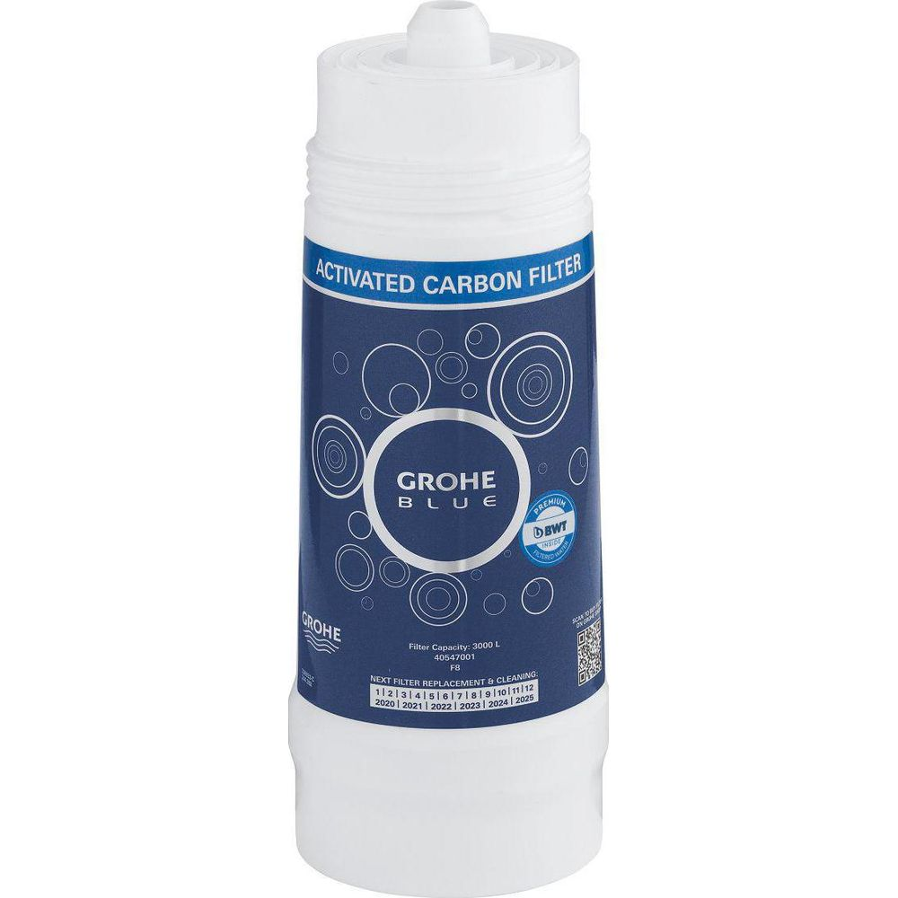 Eine weiße und blaue GROHE Aktivkohlefilterpatrone mit Beschriftungen und Zahlen für den Austausch.