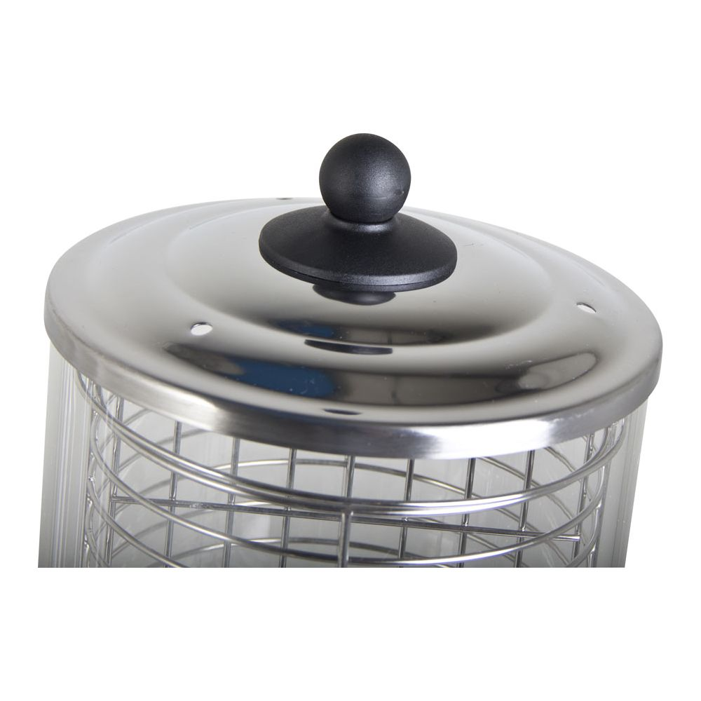 Gros plan d'un couvercle en acier inoxydable avec un bouton noir sur un panier en fil.