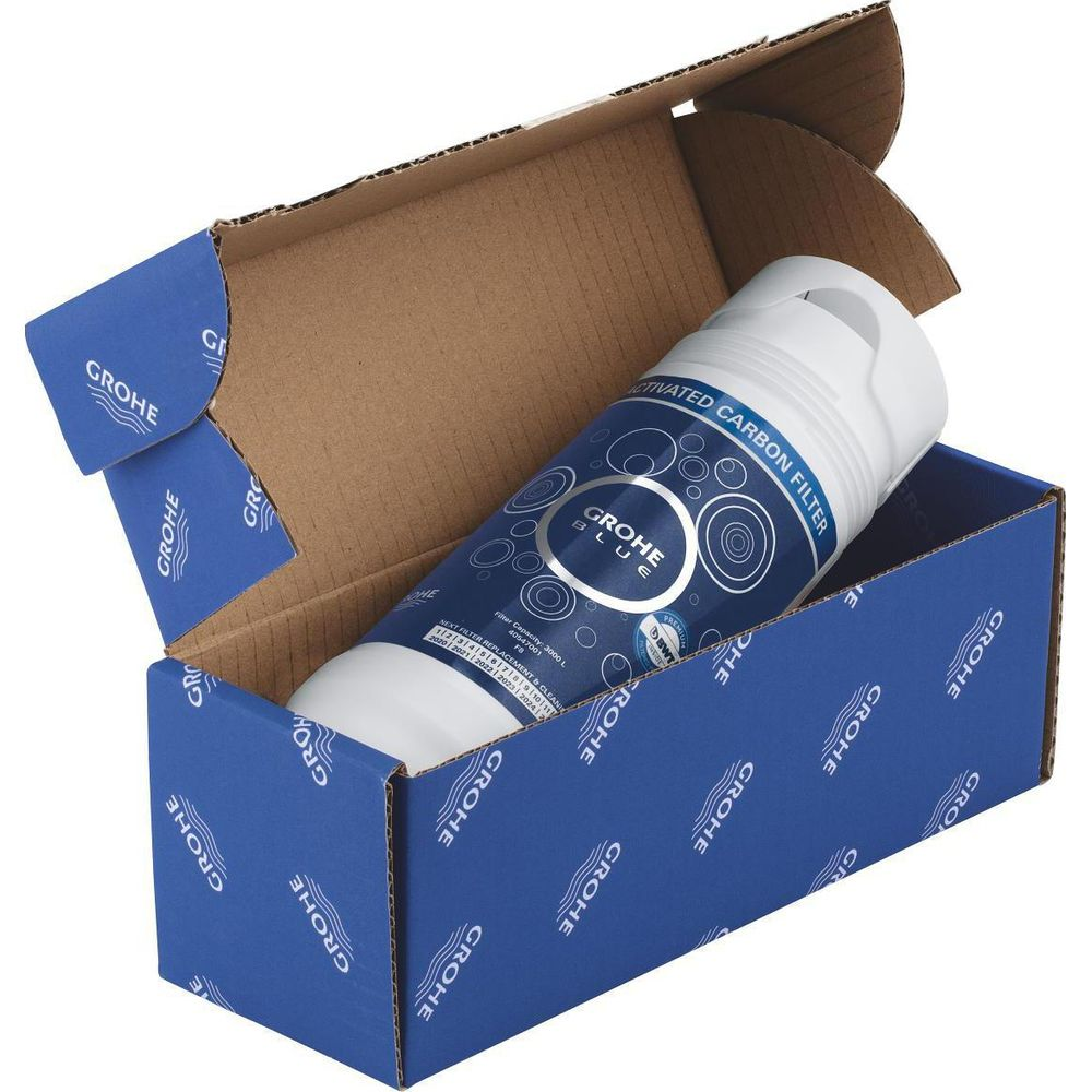 Ein blauer GROHE Aktivkohlefilter mit weißen Aufdrucken liegt in einem Karton.