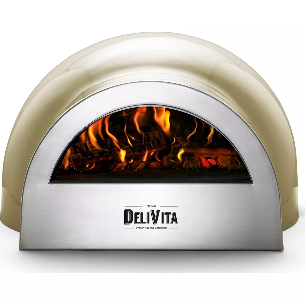 Un four à pizza de couleur claire avec un feu allumé à l'intérieur. Le four est métallique et de forme bombée.