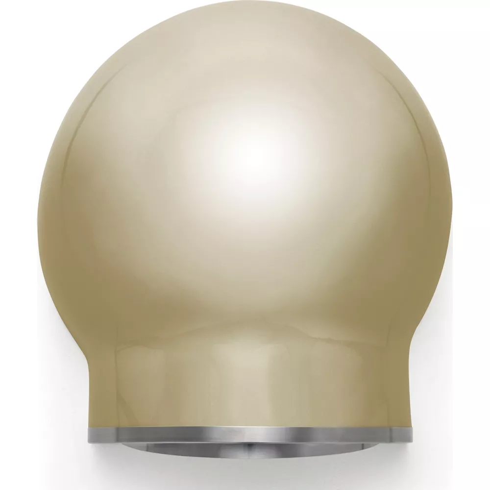 Une lampe bombée couleur crème avec une base argentée sur fond blanc.