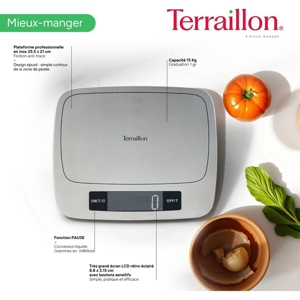 Eine silberne Küchenwaage mit einem digitalen Display, Tomate und Kräutern.