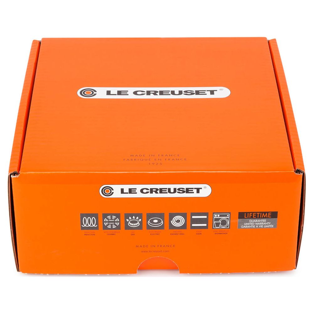 Orange Le Creuset Karton mit Logos und Symbolen für Induktion, Keramik, Gas, Elektro, Ofen, Spülmaschine.