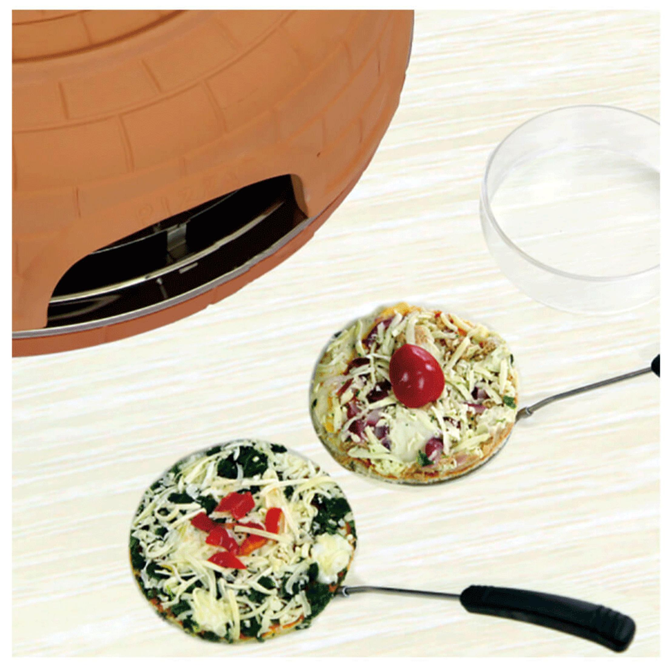 Un four à pizza avec deux pizzas crues sur des pelles à côté.