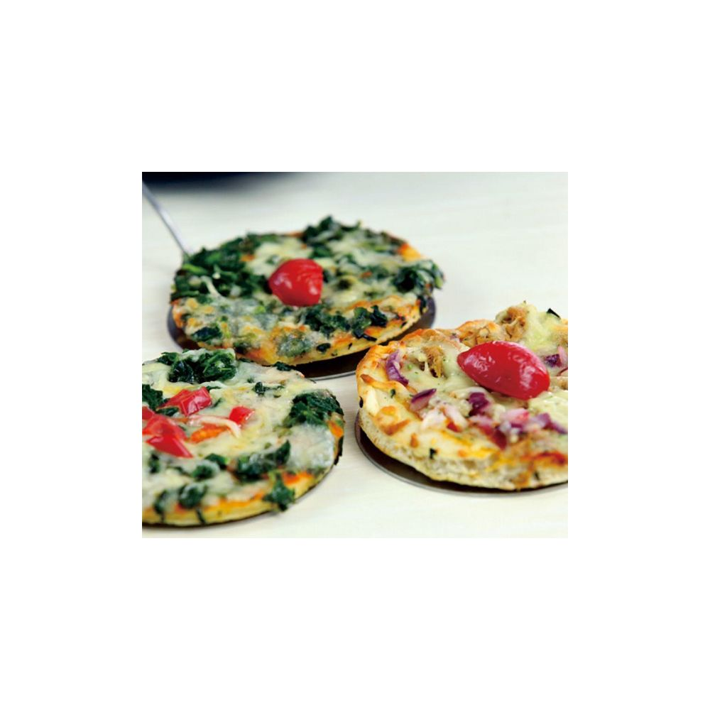 Trois petites pizzas aux épinards, tomates et fromage sur une table.
