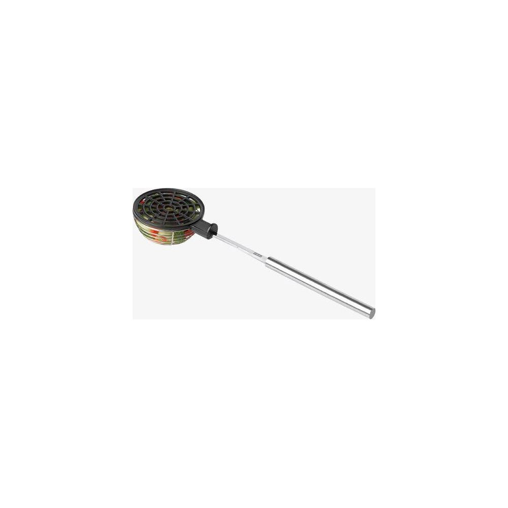 Ein Grillkorb mit Metallgriff, gefüllt mit bunten Gemüsestücken.