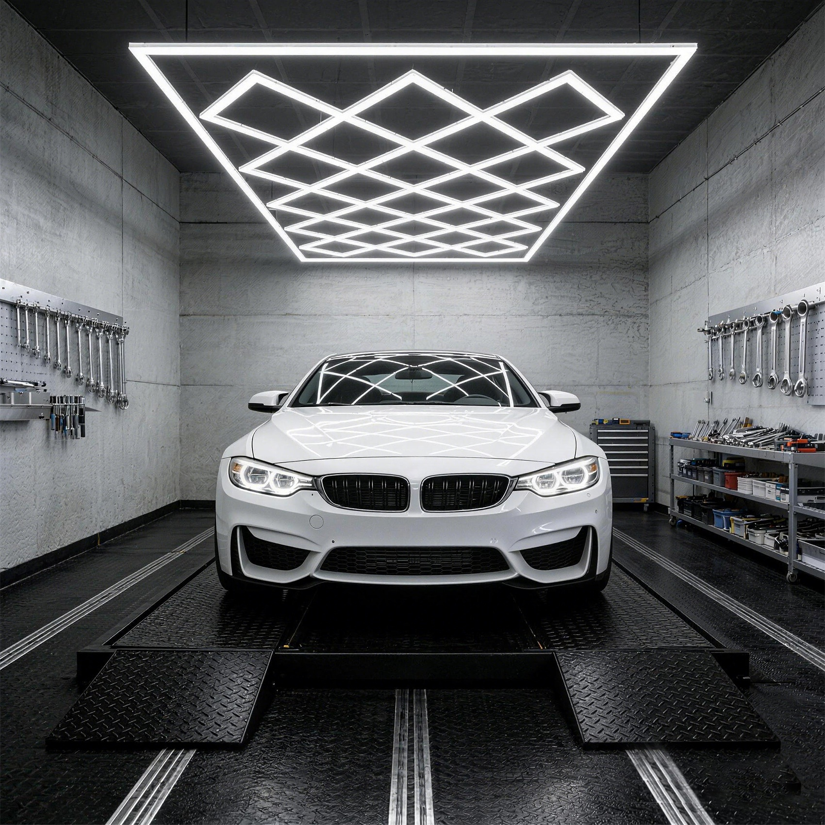 Un BMW blanco está aparcado en un garaje bien iluminado con herramientas en la pared.