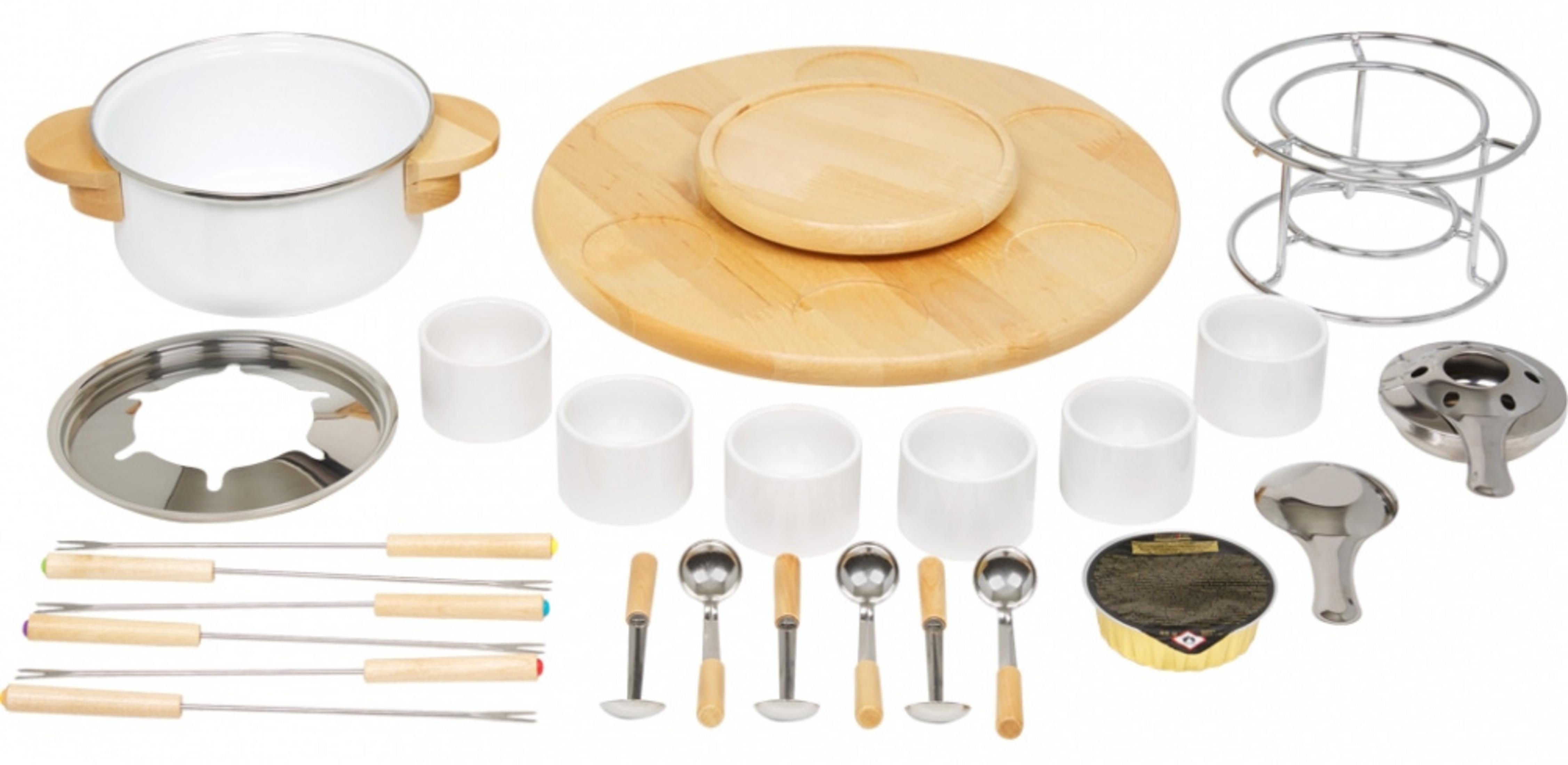 Ein weißer Topf mit Holzgriffen, ein Holzbrett, Becher, Gabeln und ein Brenner.