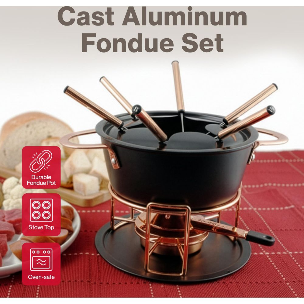Ein schwarzes Fondue-Set aus Aluminiumguss mit Kupferakzenten, Gabeln und Brenner.