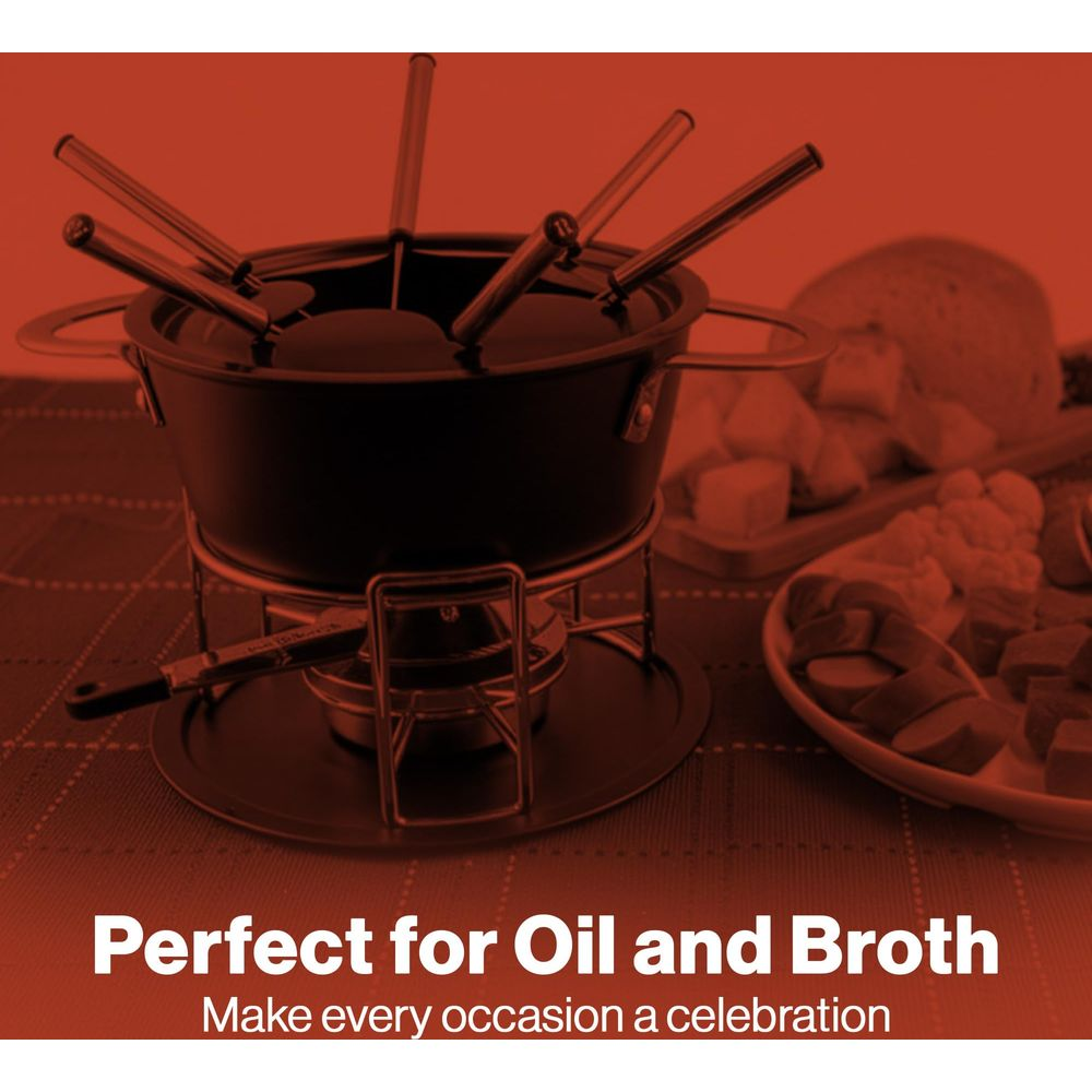 Ein Fondue-Set mit Topf, Ständer und Gabeln, daneben Käsewürfel und Brot.