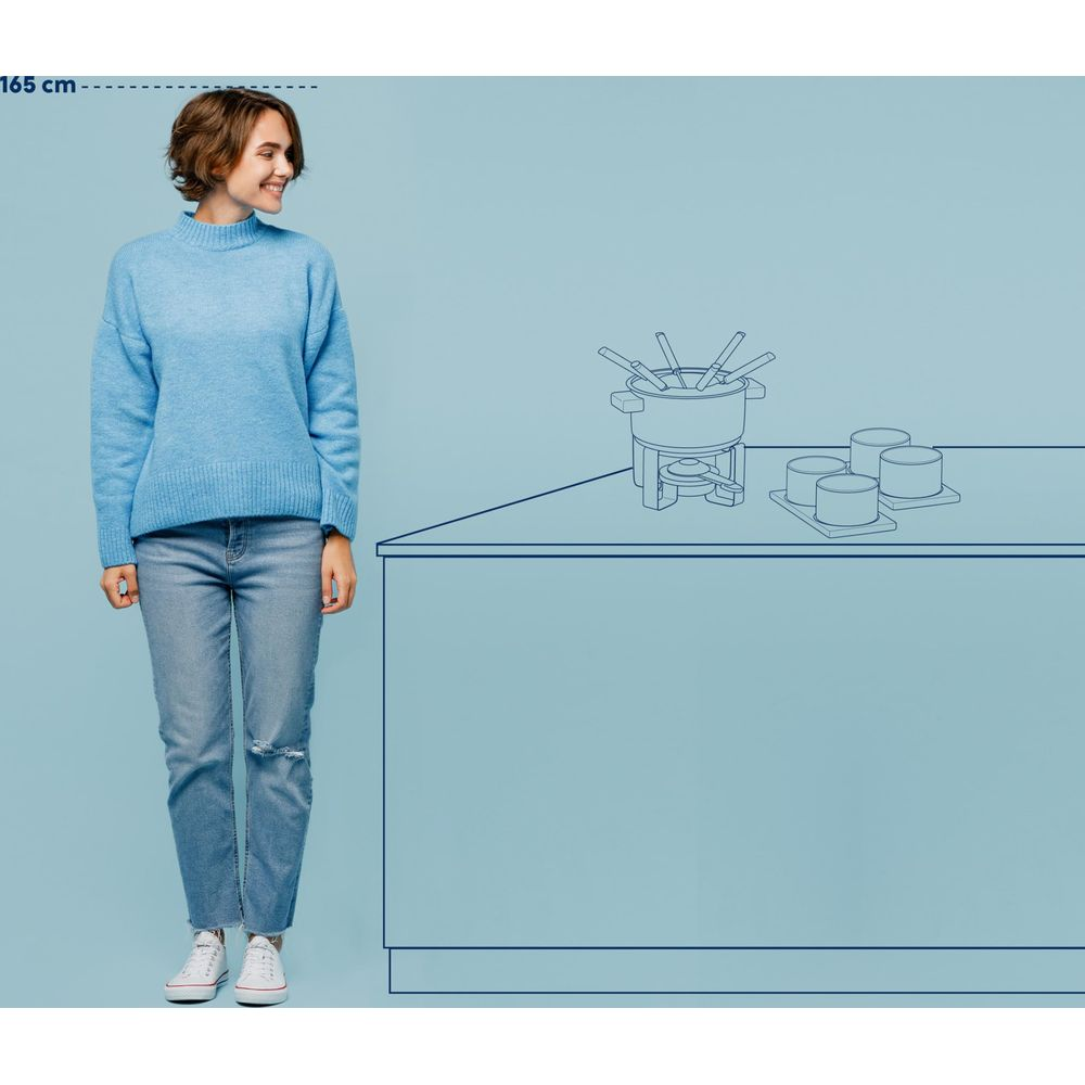 Una donna, alta 165 cm, si trova accanto al disegno di un bancone da cucina con set da fonduta.