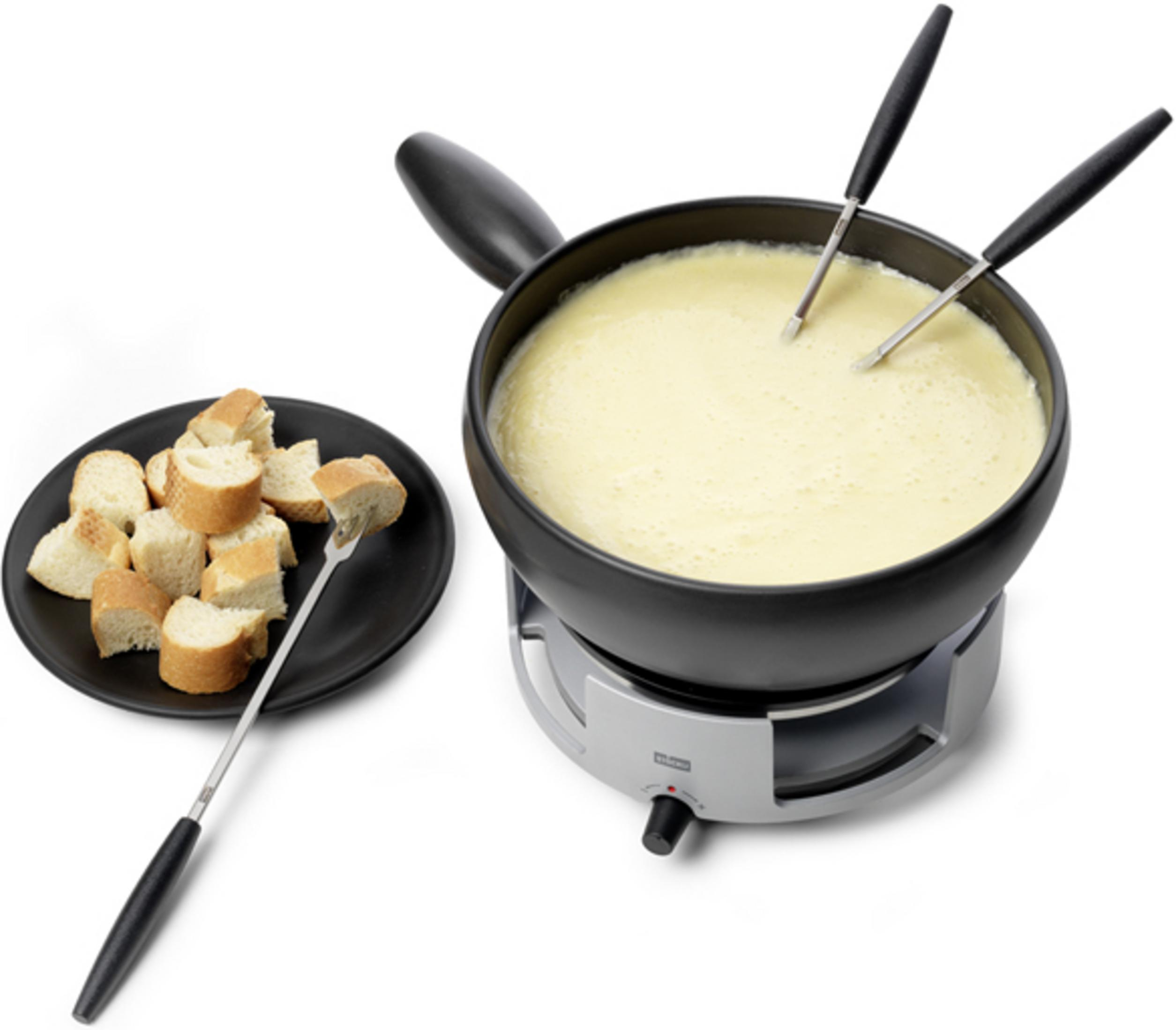 Käsefondue-Set mit Brotstücken auf einem schwarzen Teller und einem Topf mit geschmolzenem Käse.