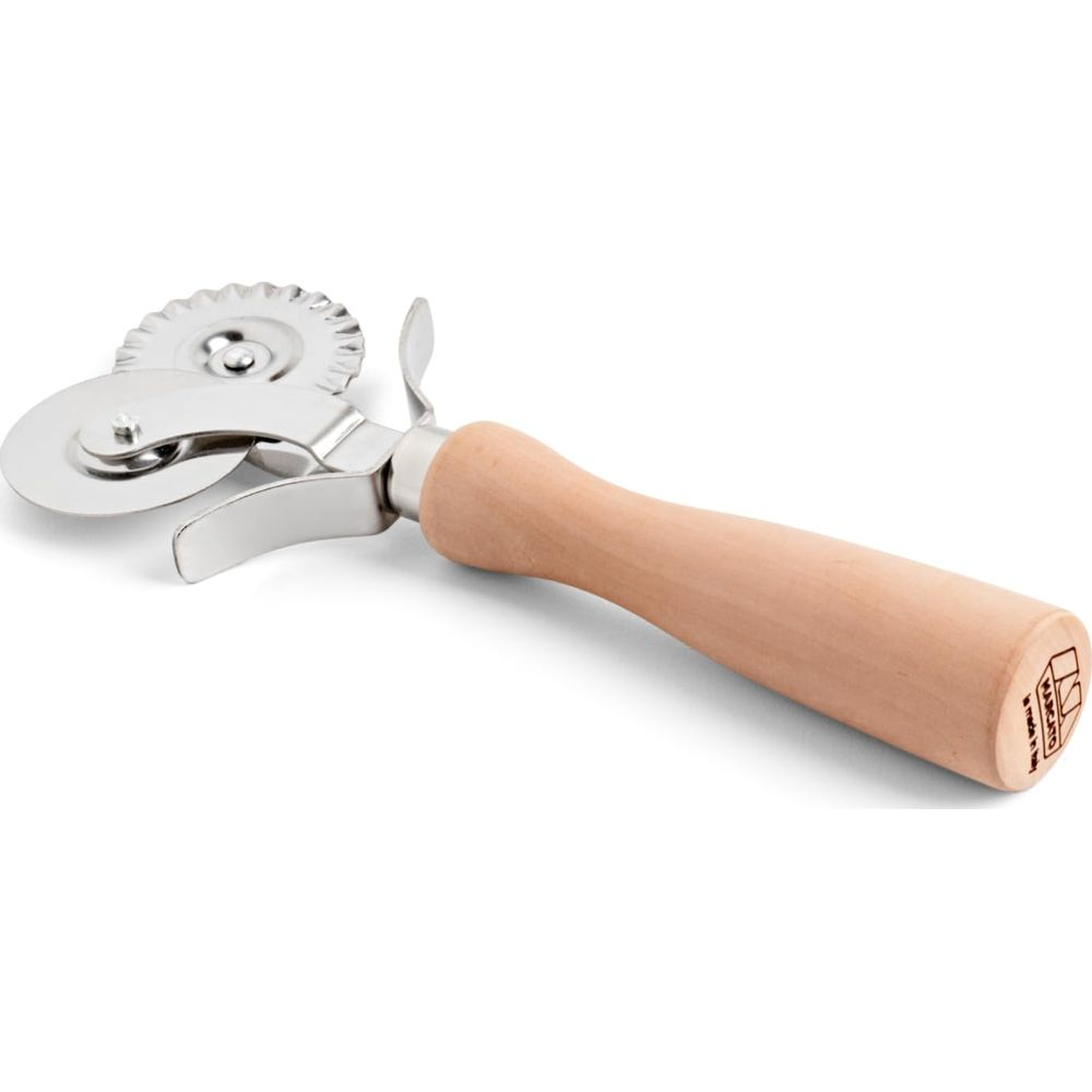 Un coupe-pâtes argenté avec un manche en bois, sur fond blanc.